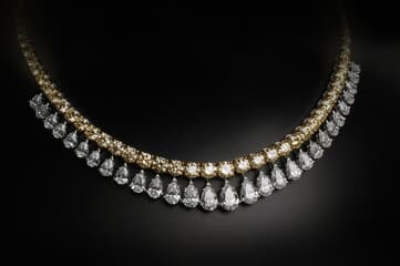 Collier-diamant-et-or-jaune-sur-presentoir-1