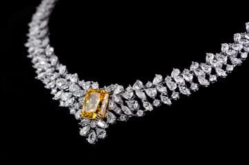 collier-diamant-sur-presentoir